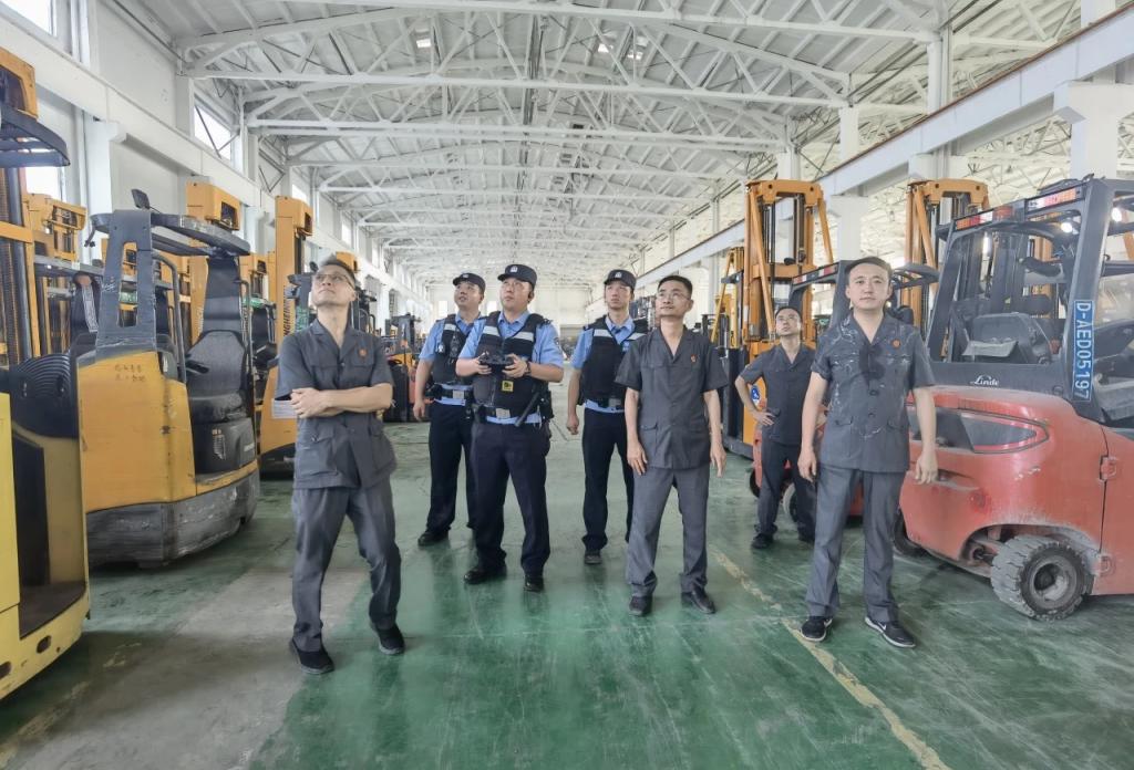 超40℃高温密闭仓库,511辆叉车精准查封